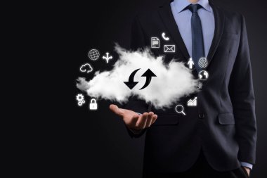 Bulut teknolojisi. Bulut depolama işareti. Karanlıkta yukarı aşağı iki ok. Bulut hesaplama, büyük veri merkezi, gelecekteki altyapı, dijital ai konsepti. Sanal sunucu simgesi.