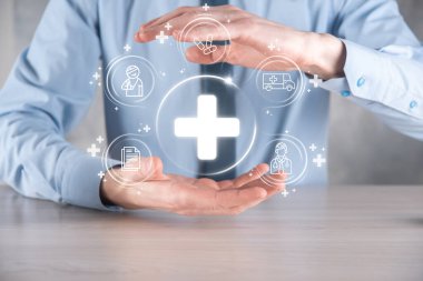 İş adamının elinde sanal ve tıbbi ağ bağlantısı simgeleri var. Covid-19 salgını insanları bilinçlendirir ve sağlık hizmetlerine dikkat çeker. Doktor, belge, ilaç, ambulans, hasta ikonu