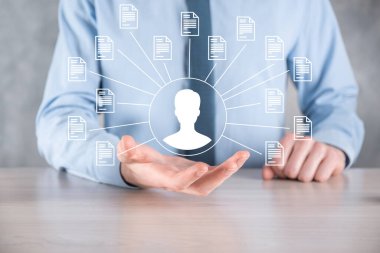 Belge Yönetim Sistemi DMS. İş adamı kullanıcı ve belge simgesini elinde tutar. Şirket dosyaları ve bilgilerini arşivlemek, aramak ve yönetmek için yazılımdır. İnternet Teknoloji Konsepti. Dijital Güvenlik