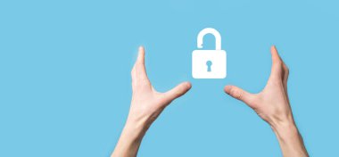 Erkek el kilit ikonunu tutuyor. Siber güvenlik ağı. İnternet teknolojisi ağı. Tabletteki veri kişisel bilgilerinin korunması. Veri koruma gizlilik kavramı. GDPR. AB. Banner.