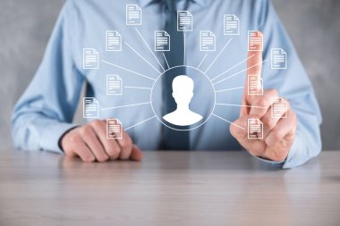 Belge Yönetim Sistemi DMS. İş adamı kullanıcı ve belge simgesini elinde tutar. Şirket dosyaları ve bilgilerini arşivlemek, aramak ve yönetmek için yazılımdır. İnternet Teknoloji Konsepti. Dijital Güvenlik