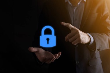 Siber güvenlik ağı. Asma kilit simgesi ve internet teknolojisi ağı. Tablet ve sanal arayüzde veri kişisel bilgilerini koruyan bir iş adamı. Veri koruma gizlilik kavramı. GDPR. AB.
