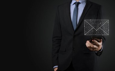 İş adamı elinde e-posta simgesi ile bizimle iletişim kurar ve kişisel bilgilerinizi spam postalarından korur. Müşteri hizmetleri çağrı merkezi bizimle iletişim kurar.