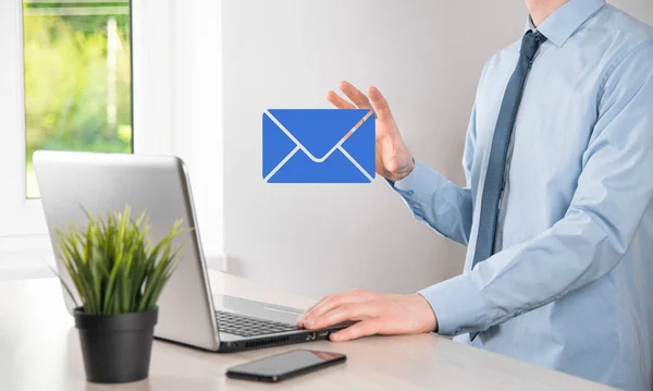 Zakenman Hand Holding Mail Icoon Neem Contact Met Ons Nieuwsbrief — Stockfoto