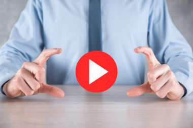 İş adamı projeleri başlatmak ya da başlatmak için oynat düğmesine basın ya da tıklayın. Video Oynat Sunumu. İş için fikir, teknoloji. Medya oynatıcı düğmesi. Simgeyi çal. Git.