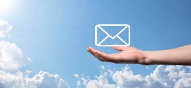 İş adamı elinde e-posta simgesi ile bizimle iletişim kurar ve kişisel bilgilerinizi spam postalarından korur. Müşteri hizmetleri çağrı merkezi bizimle iletişim kurar.