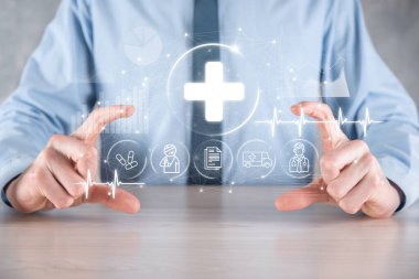 İş adamının elinde sanal ve tıbbi ağ bağlantısı simgeleri var. Covid-19 salgını insanları bilinçlendirir ve sağlık hizmetlerine dikkat çeker. Doktor, belge, ilaç, ambulans, hasta ikonu