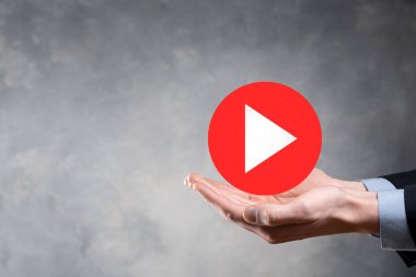İş adamı projeleri başlatmak ya da başlatmak için oynat düğmesine basın ya da tıklayın. Video Oynat Sunumu. İş için fikir, teknoloji. Medya oynatıcı düğmesi. Simgeyi çal. Git.