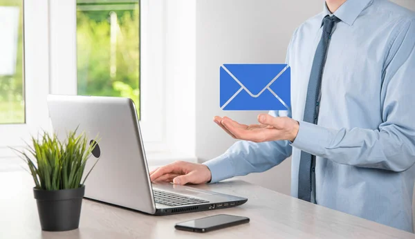 Επιχειρηματίας Χέρι Κρατώντας Εικονίδιο Mail Επικοινωνήστε Μαζί Μας Μέσω Mail — Φωτογραφία Αρχείου