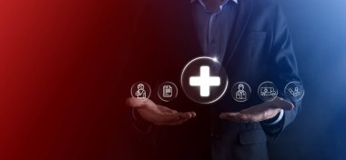 İş adamının elinde sanal ve tıbbi ağ bağlantısı simgeleri var. Covid-19 salgını insanları bilinçlendirir ve sağlık hizmetlerine dikkat çeker. Doktor, belge, ilaç, ambulans, hasta ikonu