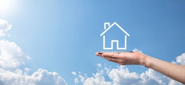 Mavi arka planda erkek el ele tutuşma ikonu. Emlak sigortası ve güvenlik kavramı. Emlak kavramı. Fotokopi alanı olan pankart.