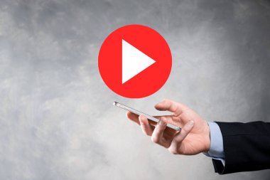 İş adamı projeleri başlatmak ya da başlatmak için oynat düğmesine basın ya da tıklayın. Video Oynat Sunumu. İş için fikir, teknoloji. Medya oynatıcı düğmesi. Simgeyi çal. Git.