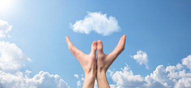 Mavi arka planda erkek el ele tutuşma ikonu. Emlak sigortası ve güvenlik kavramı. Emlak kavramı. Hava koşulları, bulutlar..