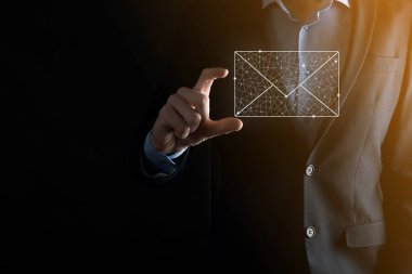 İş adamı elinde e-posta simgesi ile bizimle iletişim kurar ve kişisel bilgilerinizi spam postalarından korur. Müşteri hizmetleri çağrı merkezi bizimle iletişim kurar.