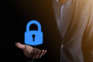 Siber güvenlik ağı. Asma kilit simgesi ve internet teknolojisi ağı. Tablet ve sanal arayüzde veri kişisel bilgilerini koruyan bir iş adamı. Veri koruma gizlilik kavramı. GDPR. AB.