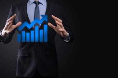 İş adamı artan ekran grafiği, pozitif büyüme ikonu okları üzerinde duruyor. Yaratıcı iş grafiğine yükselen oklarla işaret ediyor. Finansal, ticari büyüme kavramı.