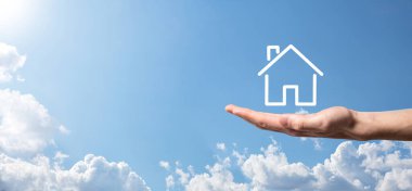 Mavi arka planda erkek el ele tutuşma ikonu. Emlak sigortası ve güvenlik kavramı. Emlak kavramı. Fotokopi alanı olan pankart.