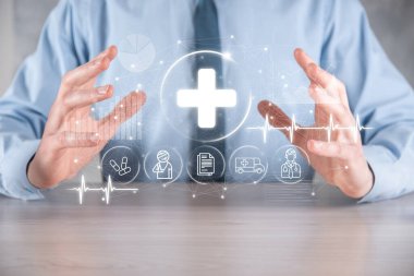 İş adamının elinde sanal ve tıbbi ağ bağlantısı simgeleri var. Covid-19 salgını insanları bilinçlendirir ve sağlık hizmetlerine dikkat çeker. Doktor, belge, ilaç, ambulans, hasta ikonu