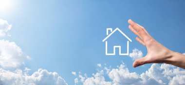 Mavi arka planda erkek el ele tutuşma ikonu. Emlak sigortası ve güvenlik kavramı. Emlak kavramı. Fotokopi alanı olan pankart.