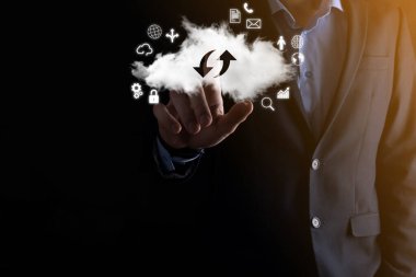 Bulut teknolojisi. Bulut depolama işareti. Karanlıkta yukarı aşağı iki ok. Bulut hesaplama, büyük veri merkezi, gelecekteki altyapı, dijital ai konsepti. Sanal sunucu simgesi.