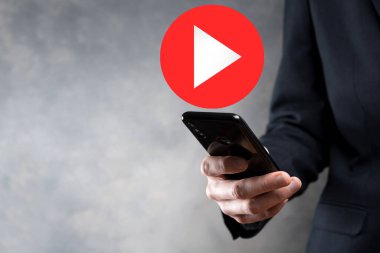 İş adamı projeleri başlatmak ya da başlatmak için oynat düğmesine basın ya da tıklayın. Video Oynat Sunumu. İş için fikir, teknoloji. Medya oynatıcı düğmesi. Simgeyi çal. Git.