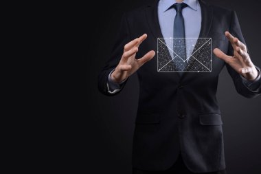 İş adamı elinde e-posta simgesi ile bizimle iletişim kurar ve kişisel bilgilerinizi spam postalarından korur. Müşteri hizmetleri çağrı merkezi bizimle iletişim kurar.