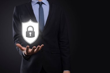 Siber güvenlik ağı. Asma kilit simgesi ve internet teknolojisi ağı. Tablet ve sanal arayüzde veri kişisel bilgilerini koruyan bir iş adamı. Veri koruma gizlilik kavramı. GDPR. AB.