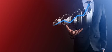 İş adamı artan ekran grafiği, pozitif büyüme ikonu okları üzerinde duruyor. Yaratıcı iş grafiğine yükselen oklarla işaret ediyor. Finansal, ticari büyüme kavramı.