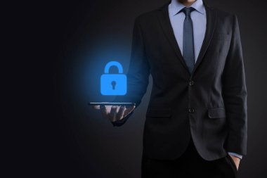 Siber güvenlik ağı. Asma kilit simgesi ve internet teknolojisi ağı. Sanal arayüzde veri kişisel bilgilerini koruyan bir iş adamı. Veri koruma gizlilik kavramı. GDPR. AB.