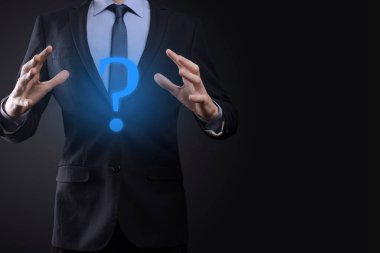 İş adamı el ele tutuşma arayüzü soru işaretleri ağ işareti. İnternette soru sor, SSS konsepti, ne zaman, nerede, nasıl, internette bilgi ara.