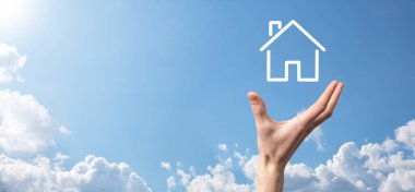 Mavi arka planda erkek el ele tutuşma ikonu. Emlak sigortası ve güvenlik kavramı. Emlak kavramı. Fotokopi alanı olan pankart.