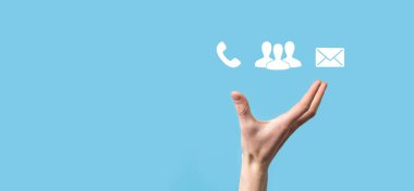 Tahta blok küp sembolü telefon, e-posta, bağlantı. Web sitesi bizimle ya da e-posta pazarlama konseptiyle iletişime geçin.