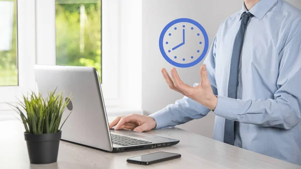 Mano Del Hombre Negocios Sostiene Icono Del Reloj Horas Con — Foto de Stock