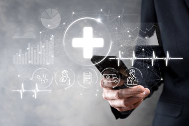 İş adamı beklemede, küresel ağ, asma kilit ve bulut simgesi üzerinde bulut veri ve güvenlik tutuyor. İş teknolojisi. Siber güvenlik ve bilgi veya ağ koruması. İnternet projesi..