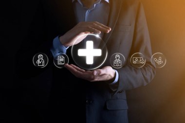 İş adamının elinde sanal ve tıbbi ağ bağlantısı simgeleri var. Covid-19 salgını insanları bilinçlendirir ve sağlık hizmetlerine dikkat çeker. Doktor, belge, ilaç, ambulans, hasta ikonu