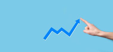 Büyüyen ekran grafiğinde el ele tutuşması, pozitif büyüme simgesi. Yaratıcı iş grafiğine yükselen oklarla işaret ediyor. Finansal, ticari büyüme kavramı