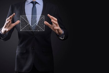 İş adamı elinde e-posta simgesi ile bizimle iletişim kurar ve kişisel bilgilerinizi spam postalarından korur. Müşteri hizmetleri çağrı merkezi bizimle iletişim kurar.