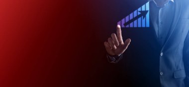 Holografik grafikler ve borsa istatistikleri tutan işadamı kâr elde ediyor. Büyüme planlama ve iş stratejisi kavramı. İyi ekonomi formunun dijital ekran görüntüsü