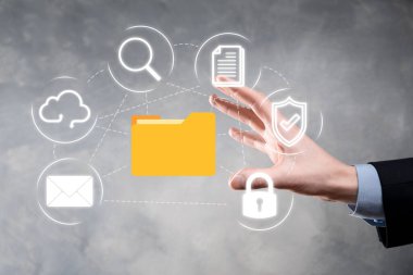 Belge Yönetim Sistemi DMS. İş adamı dizin ve belge simgesini saklar. Şirket dosyaları ve bilgilerini arşivlemek, aramak ve yönetmek için yazılımdır. İnternet Teknoloji Konsepti. Dijital Güvenlik.