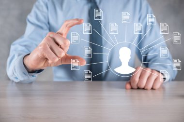 Belge Yönetim Sistemi DMS. İş adamı kullanıcı ve belge simgesini elinde tutar. Şirket dosyaları ve bilgilerini arşivlemek, aramak ve yönetmek için yazılımdır. İnternet Teknoloji Konsepti. Dijital Güvenlik