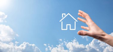 Mavi arka planda erkek el ele tutuşma ikonu. Emlak sigortası ve güvenlik kavramı. Emlak kavramı. Fotokopi alanı olan pankart.