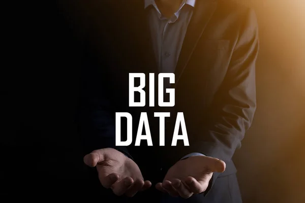 Omul Afaceri Într Costum Fundal Întunecat Deține Inscripția Big Data — Fotografie, imagine de stoc