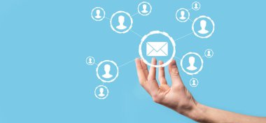 E- posta ve kullanıcı simgesi, imza, sembol pazarlama ya da bülten konsepti, diyagram. E- posta gönderme. Posta ve SMS pazarlama kavramı. İş dünyasında doğrudan satış şeması. E- posta için istemci listesi