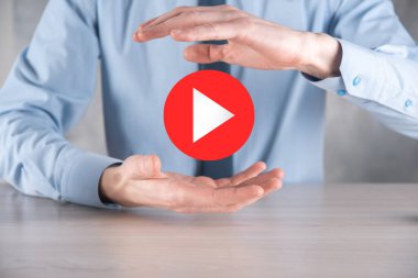 İş adamı projeleri başlatmak ya da başlatmak için oynat düğmesine basın ya da tıklayın. Video Oynat Sunumu. İş için fikir, teknoloji. Medya oynatıcı düğmesi. Simgeyi çal. Git.