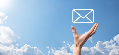 İş adamı elinde e-posta simgesi ile bizimle iletişim kurar ve kişisel bilgilerinizi spam postalarından korur. Müşteri hizmetleri çağrı merkezi bizimle iletişim kurar.