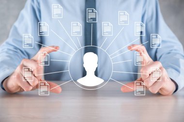 Belge Yönetim Sistemi DMS. İş adamı kullanıcı ve belge simgesini elinde tutar. Şirket dosyaları ve bilgilerini arşivlemek, aramak ve yönetmek için yazılımdır. İnternet Teknoloji Konsepti. Dijital Güvenlik