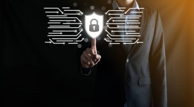 Siber güvenlik ağı. Asma kilit simgesi ve internet teknolojisi ağı. Tablet ve sanal arayüzde veri kişisel bilgilerini koruyan bir iş adamı. Veri koruma gizlilik kavramı. GDPR. AB.