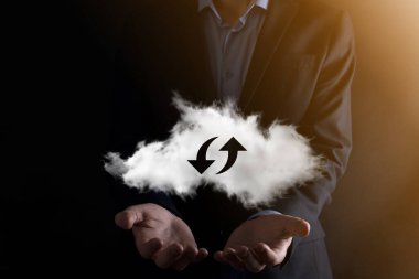 Bulut teknolojisi. Karanlıkta yukarı aşağı iki ok olan çokgen kablo depolama işareti. Bulut hesaplama, büyük veri merkezi, gelecekteki altyapı, dijital ai konsepti. Sanal sunucu simgesi.