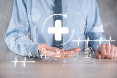 İş adamının elinde sanal ve tıbbi ağ bağlantısı simgeleri var. Covid-19 salgını insanları bilinçlendirir ve sağlık hizmetlerine dikkat çeker. Doktor, belge, ilaç, ambulans, hasta ikonu