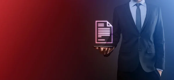 İş adamı elinde bir belge ikonu tutuyor Belge Yönetimi Veri Sistemi İş Dünyası İnternet Teknolojisi Kavramı. Şirket veri yönetim sistemi DMS .